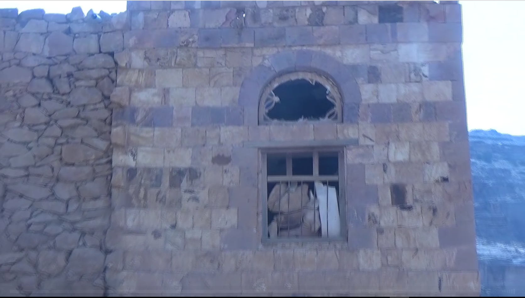 نهم – المنافقون يستهدفون منازل المواطنين بالمدفعية في قرية الفرج بالمجاوحة