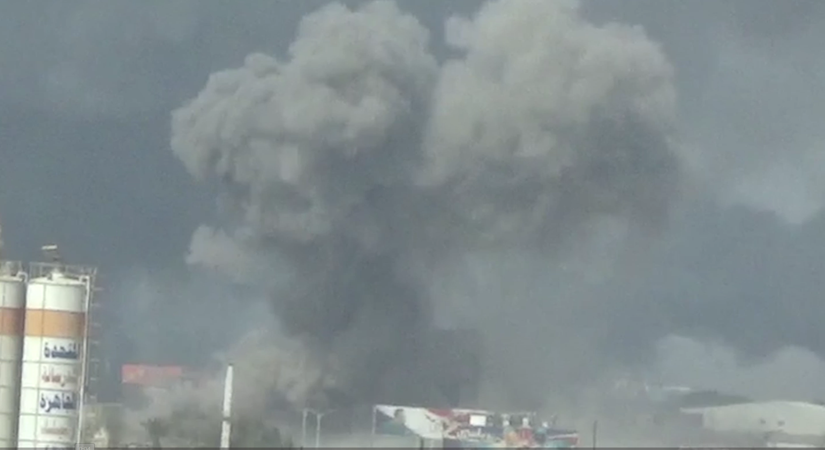 الساحل – طيران العدوان يستهدف بوابة ميزان الشاحنات في كيلو16 واحداث اضرار بالغة