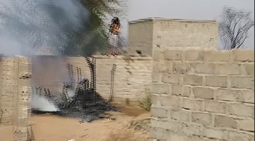 الحديدة – الغزاة والمنافقون يحرقون قرية الشجن في الدريهمي بالطيران والمدفعية