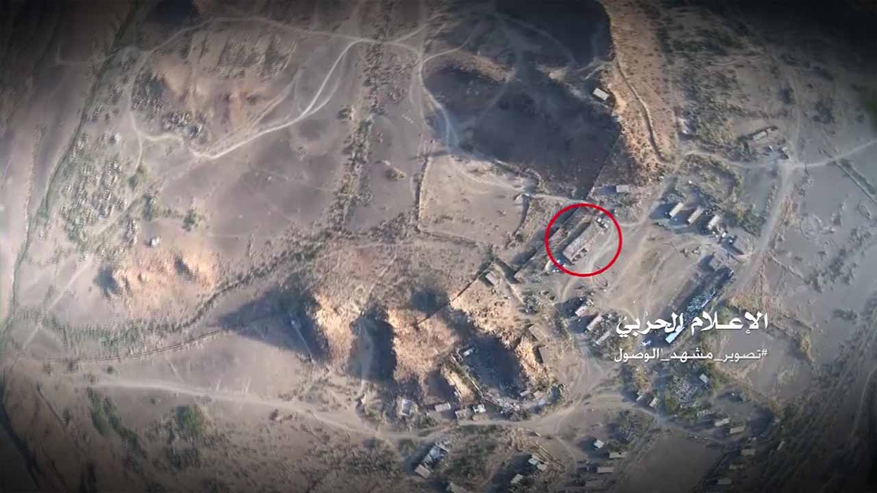تعز – لحظة وصول صاروخ بدر1 على تجمعات الغزاة والمنافقين بمعسكر خالد شرقي المخا