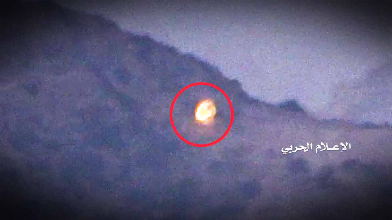 جيزان – استهداف آلية للجيش السعودي نوع “بي تي ار” بصاروخ موجه في احد مواقعهم قبالة جبل قيس