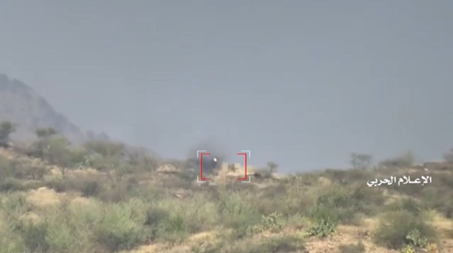 جيزان – استهداف طقم سعودي يحمل رشاش عيار50 بصاروخ موجه شرقي تبة الدفاع