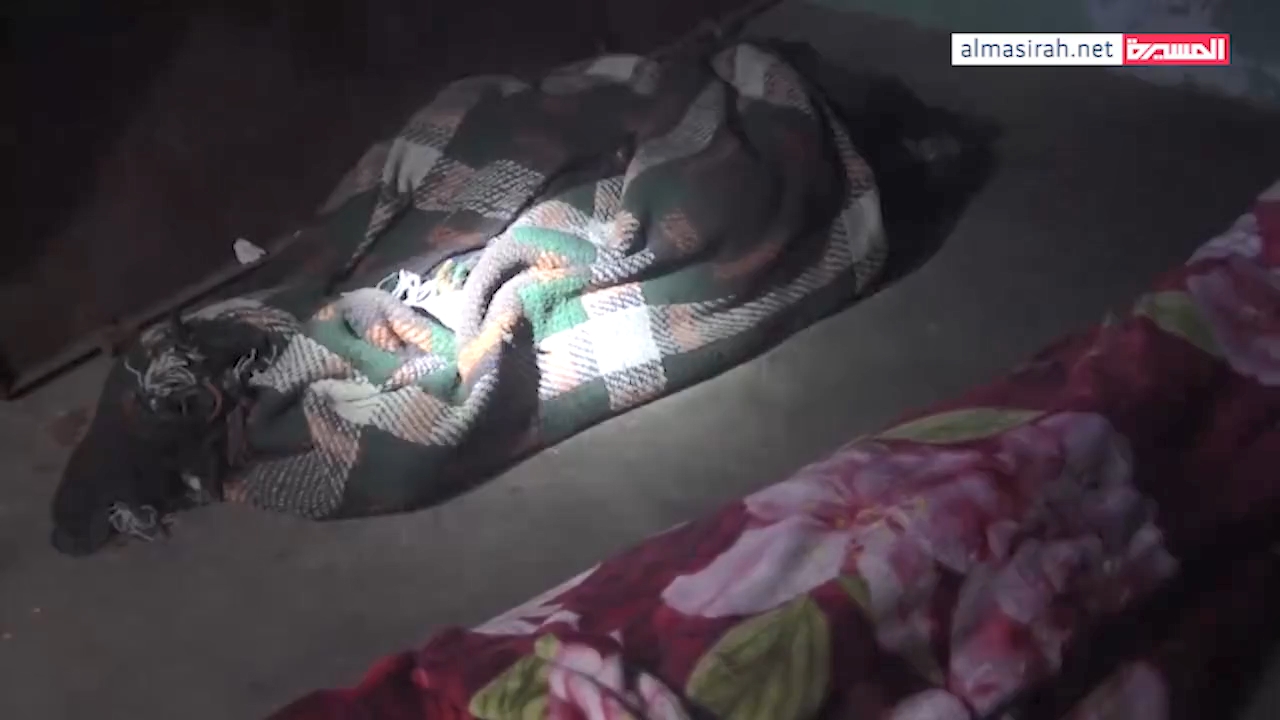 شاهد-جريمة مرتزقة العدوان باستهداف منزل المواطن ثابت العامري في مديرية حيفان بمحافظة تعز 20-03-2021.mp4_snapshot_01.55.019