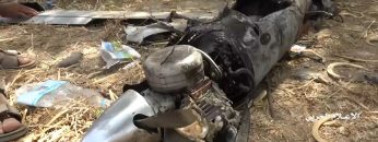 حجة-حطـام الطائرة الأمريكية التجسسية نوع(Scan Eagle) التي اسقطتها الدفاعات الجوية في مديرية حرض.mp4_snapshot_00.59.384