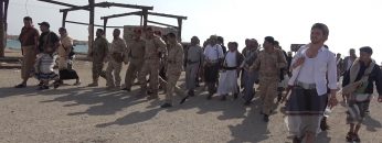 الحديدة ــ زياره عيدية لوفد من وزارة الدفاع وقيادة المنطقة العسكرية الخامسه والسلطه المحلية بالمحافظه الى جزيرة كمران.mp4_snapshot_00.03.784