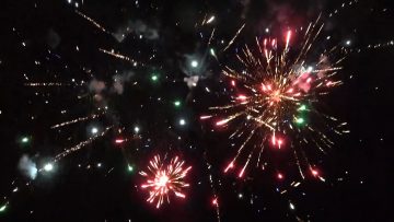 البيضاء – اطلاق الالعاب النارية احتفالا بمناسبة يوم الولاية في مدينة البيضاء والسوادية و عفار.mp4_snapshot_01.57_[2023.07.08_21.28.50]