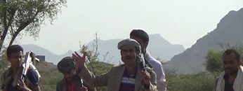 تعز – زيارة عيدية من أبناء محافظة عمران إلى المجاهدين المرابطين في جبهة مقبنة.mp4_snapshot_01.25.001