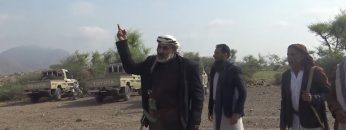 تعز – زيارة من قبيلة آل حمزة من أبناء محافظة ذمار الى المرابطين في جبهة مقبنة.mp4_snapshot_02.29.438