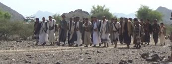 تعز – زياره بمناسبة عيد الأضحى المبارك من مشائخ و أبناء مديرية ماوية الى جبهة مقبنة.mp4_snapshot_00.35.436