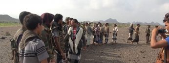 تعز ــ زيارة عيدية لمجموعة من قيادات اللواء الثالث لقوات الاحتياط للمرابطين في جبهة مقبنة.mp4_snapshot_02.26.400