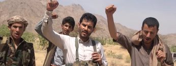 مأرب ــ زيارة عيدية لمسؤولي السلطة المحلية في بني الحارث للمرابطين في جبهة الفليحة.mp4_snapshot_01.45_[2023.07.04_17.48.50]