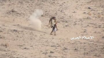 مشهد أسطوري نادر لمجاهد يتحدى العدو ويسعف رفيقه الجريح