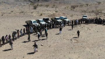 البيضاء – زيارات عيدية لوفد رسمي وحكومي برفقة محافظ البيضاء ومدير أمن المحافظة وقيادات من المنطقة العسكرية السابعة.mp4_snapshot_03.57.636